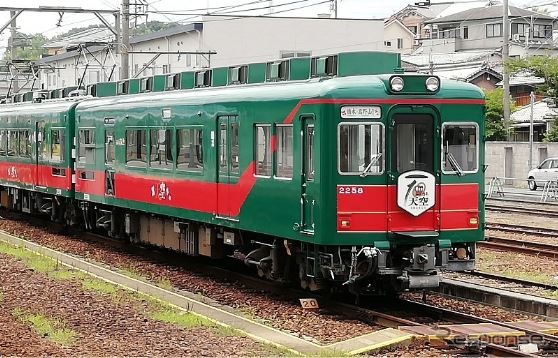 運行開始から10周年を迎えた南海高野線の観光列車『天空』。2020年6月30日まで記念ヘッドマークが掲出されている。