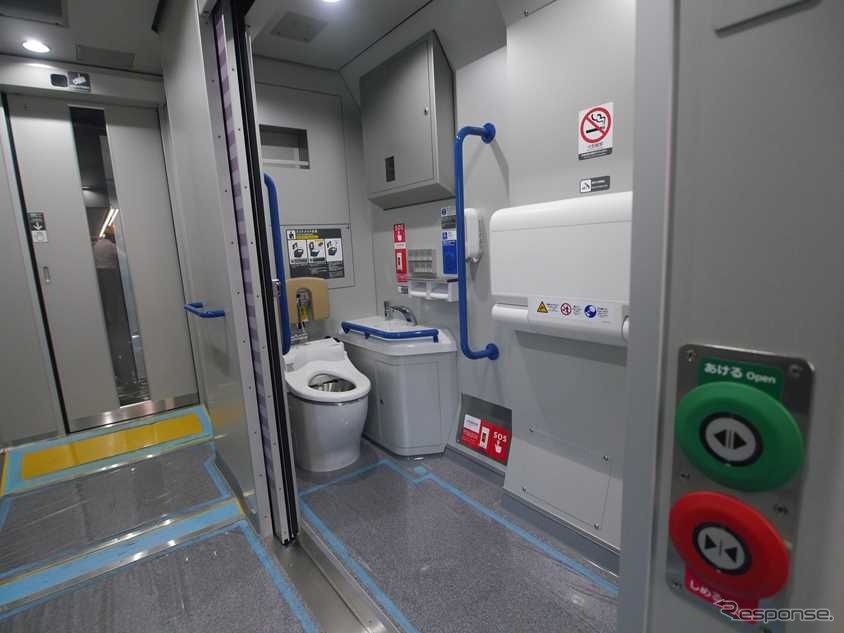 編成内に最低1か所を備える車椅子対応多機能トイレ。
