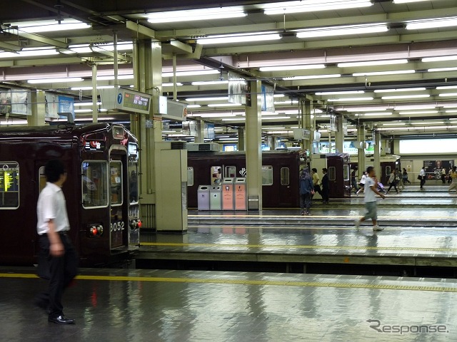 阪急梅田駅のホーム。神戸・宝塚各本線の起点だが、京都本線の列車も乗り入れる。1910年3月の開業から109年余りで改称されることになった。