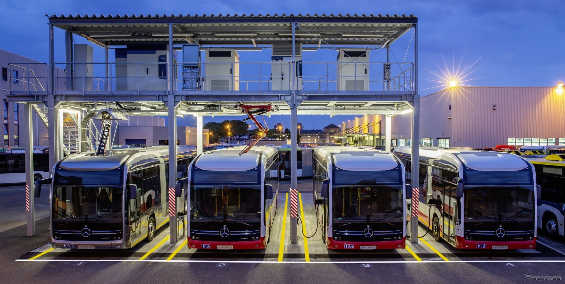 向かって左端の車両が、車載パンタグラフと、地上設備天井の給電レールとの組み合わせ。2台目が地上設備天井の給電パンタグラフと、車両ルーフのレールとの組み合わせ。