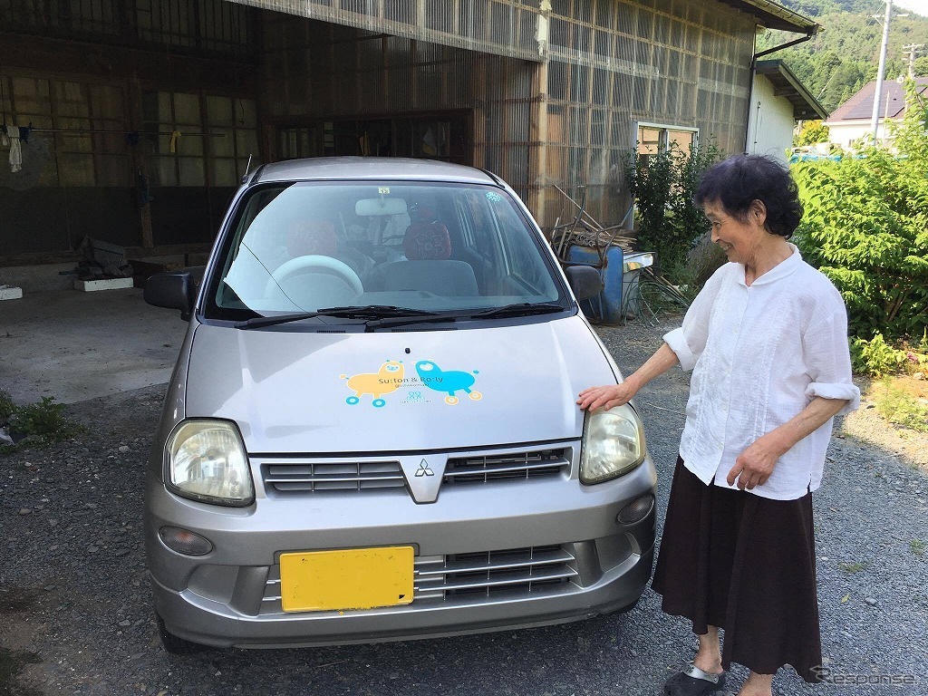 車の提供時の様子(ボンネットにステッカーを張る)