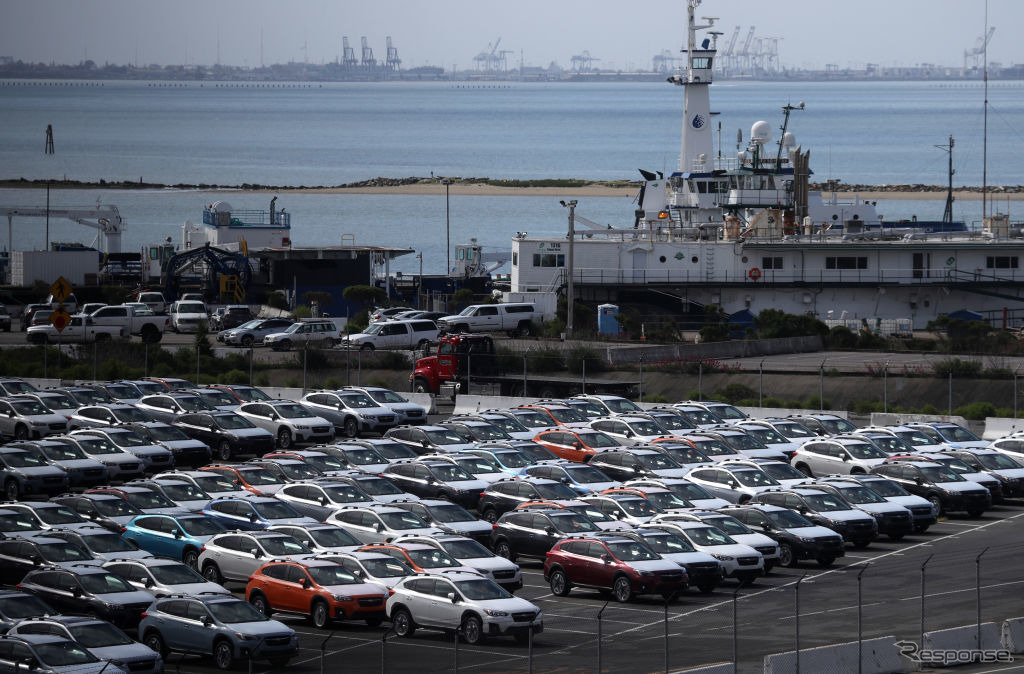 米の港に並ぶ日本車