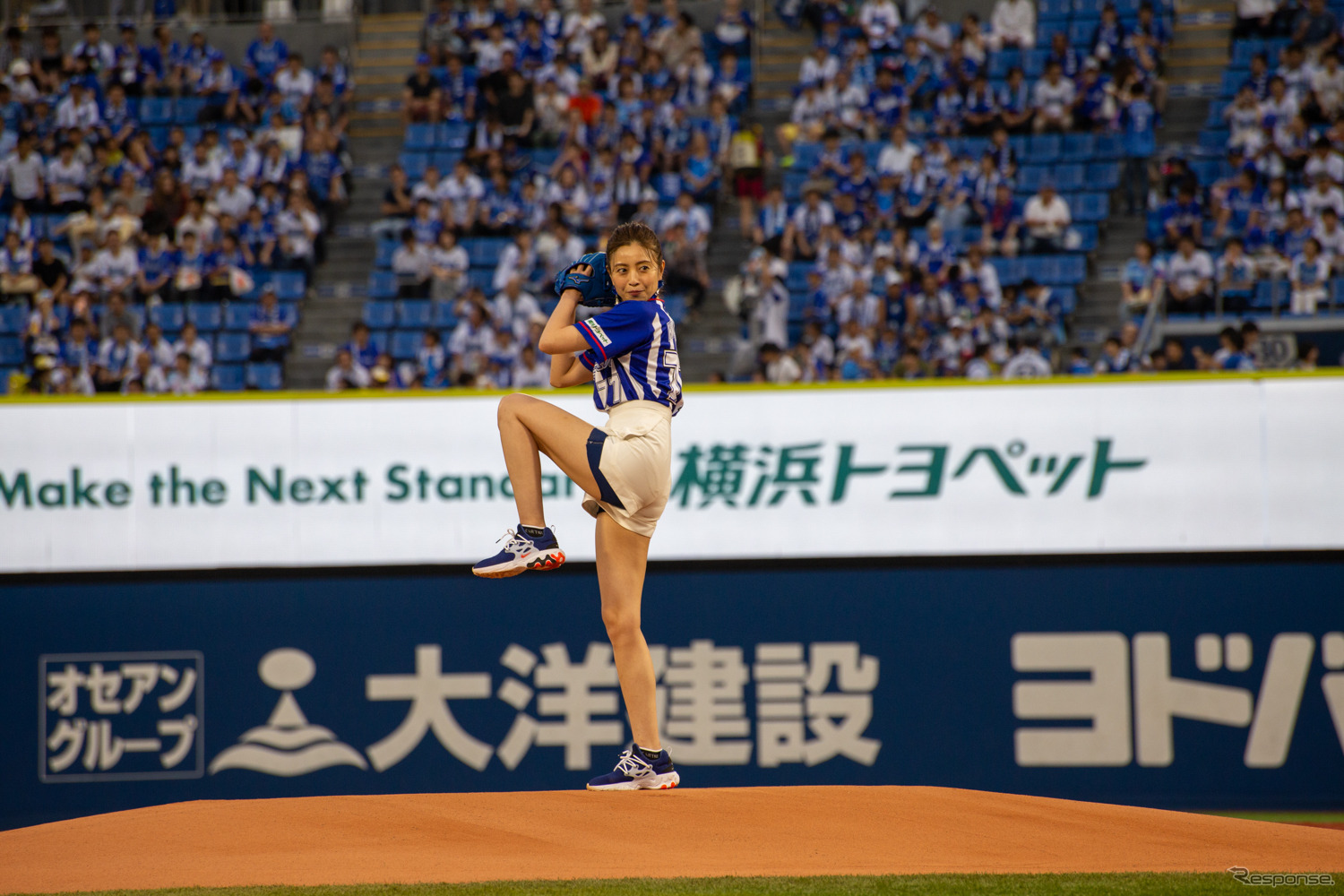 片瀬那奈、横浜スタジアムで始球式