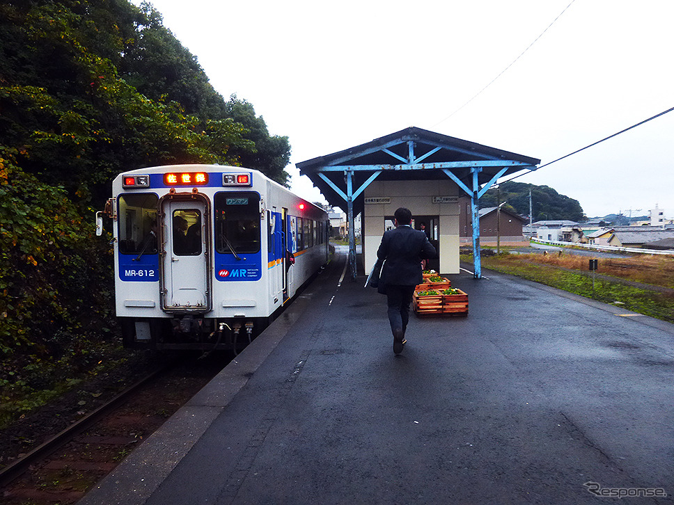 道床流出で全線で運行を見合わせている松浦鉄道。写真は相浦駅に到着した松浦鉄道の列車。