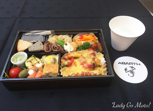 イタリアンなお弁当。スイーツタイムはティラミスとコーヒー。コースターもこだわりあり。オシャレです。