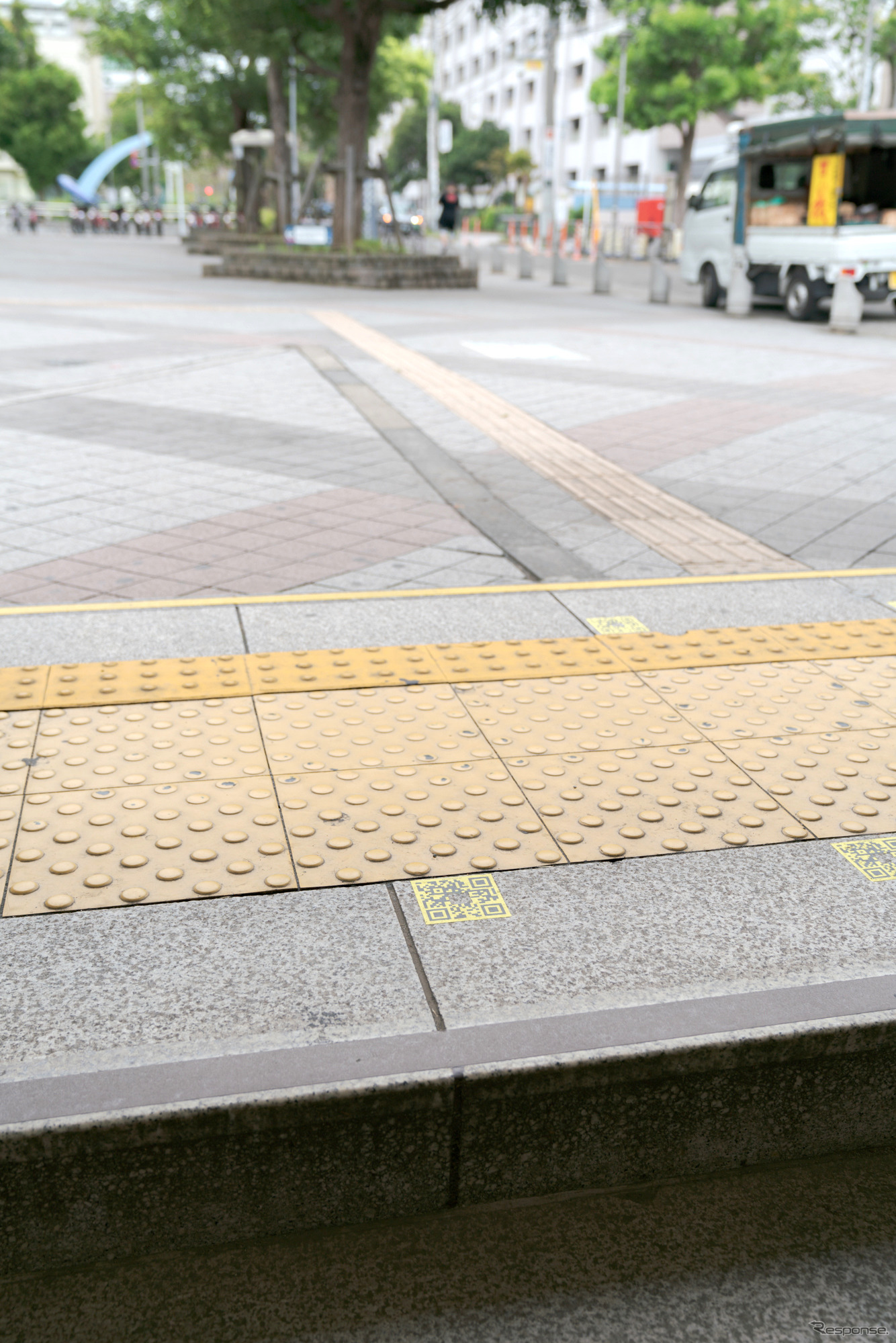 辰巳駅も、新木場駅も地上までQRコードは用意されている。この写真は辰巳駅1番出口を地上に出たところ。