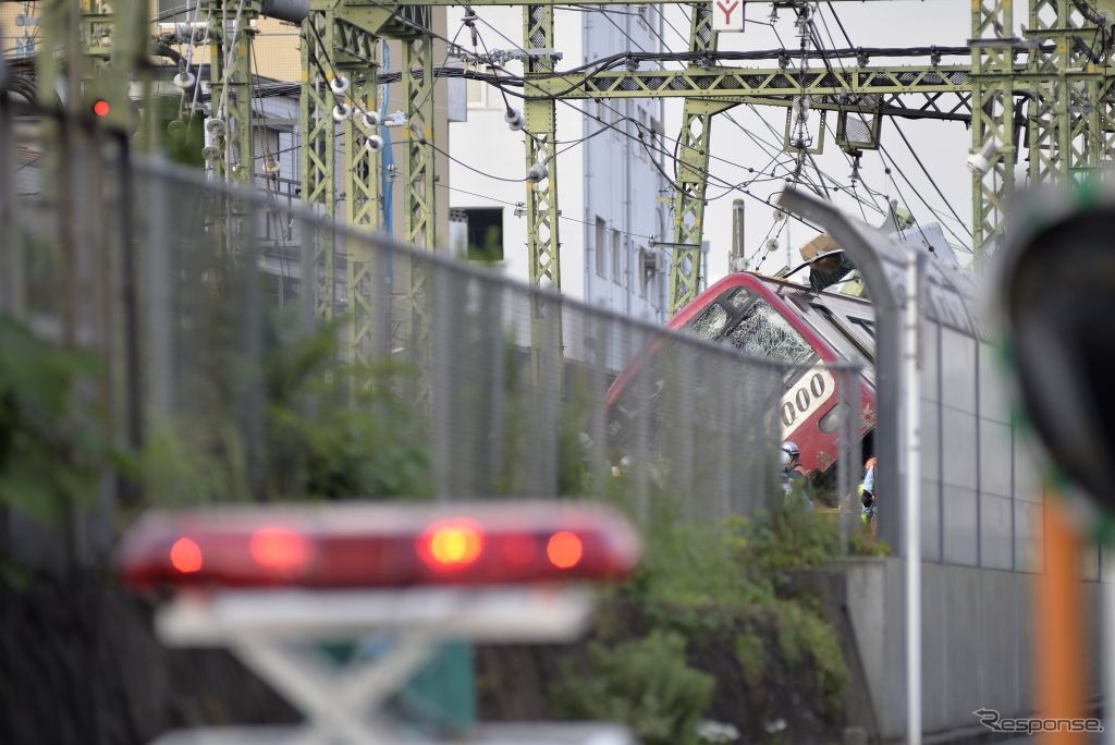 京急本線で快速特急とトラックが接触