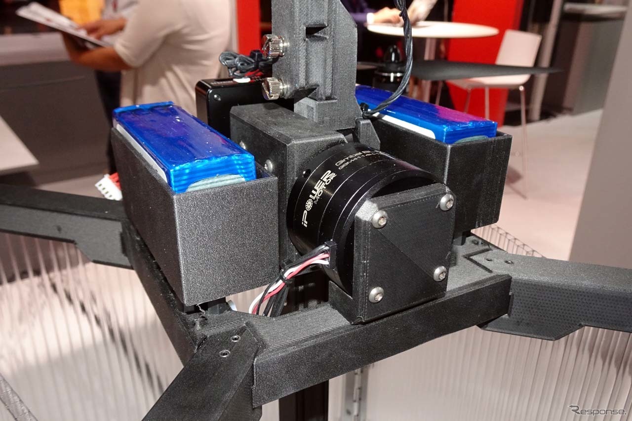 水平が保たれる中心部にはジンバルが組み込まれていた