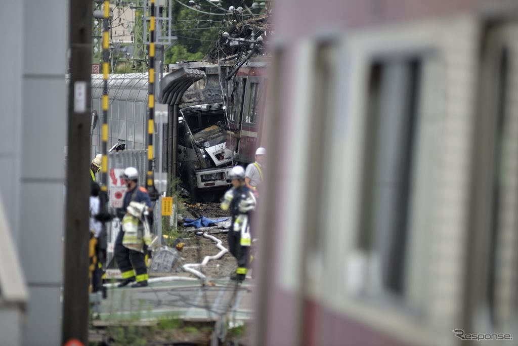 9月5日11時43分頃、京急本線神奈川新町駅付近の踏切で発生した快速特急とトラックの衝突事故後の様子。