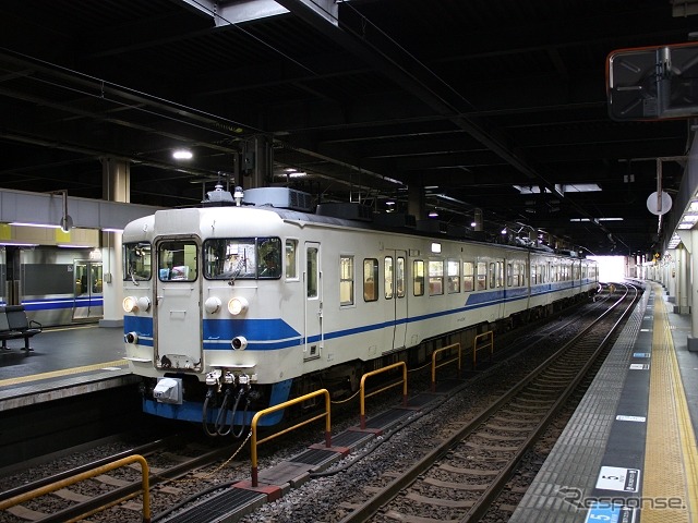 521系の投入により国鉄時代から使われている近郊型電車が淘汰される。写真は現在の茜色に塗り替えられる前の413系電車。