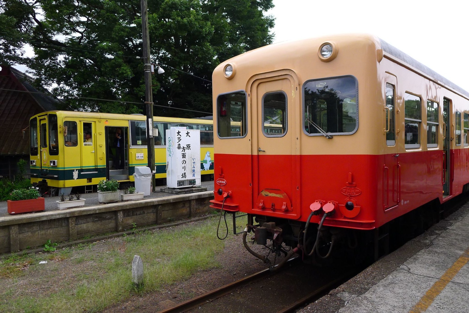 市原市の五井駅を起点とする小湊鐵道（右）と、いすみ市の大原駅を起点とするいすみ鉄道（左）が接続する上総中野駅。同駅には4日連続で列車が来ていない。いすみ鉄道の黄色い車両は、現在は運行されていない「ムーミン列車」。2010年9月撮影。