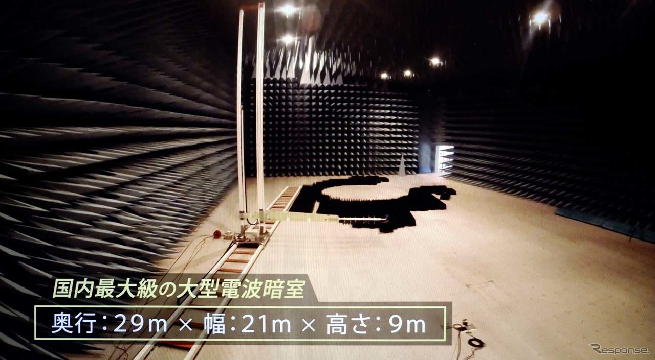 暗室内は有効内寸で29m（奥行き）×21m（幅）×9m（高さ）の巨大さ