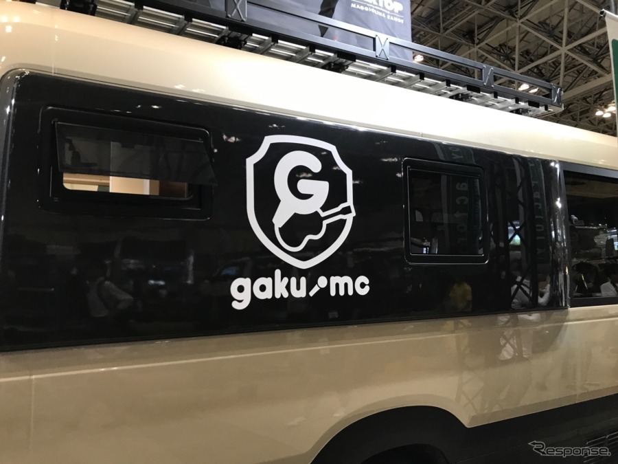 サイドウィンドウにはGAKU-MCさんのロゴも。GAKU-MCさん曰く、キャンピングカーで移動してるのを知っているファンの人からのアイコン的にもカッコいいキャンピングカー。