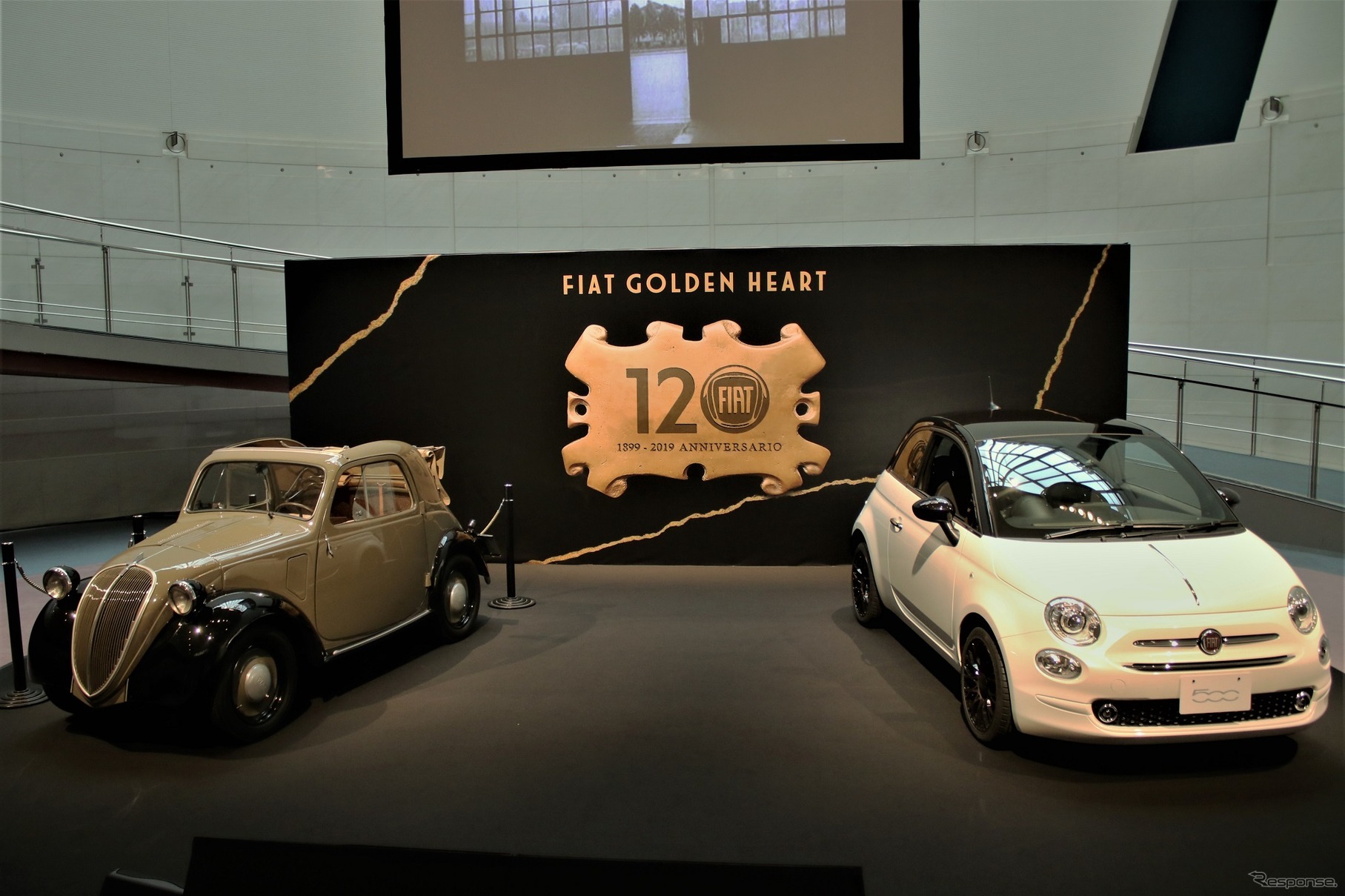 フィアット設立120周年限定車のフィアット 500タキシード（本書には未集録）とフィアット 500（トポリーノ