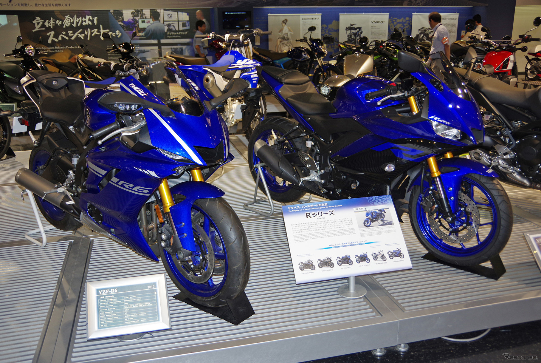 ヤマハ YZF-R6（左）とYZF-R25（右）