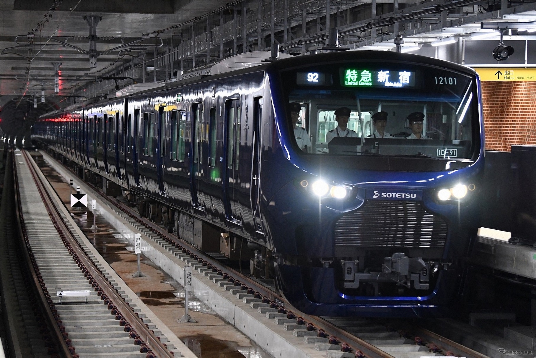 東京都心直通と相鉄沿線の地域性を両立させたことなどが評価された相鉄12000系。昨年度の20000系に続き、ヨコハマネイビーブルーの車体が選ばれた。