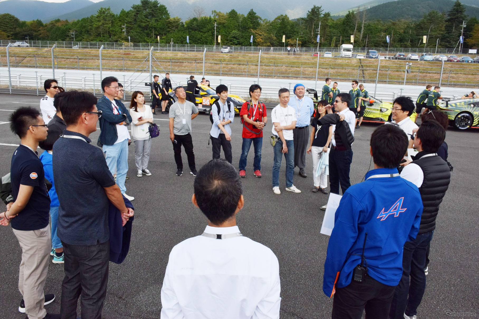 サーキット走行前のブリーフィング