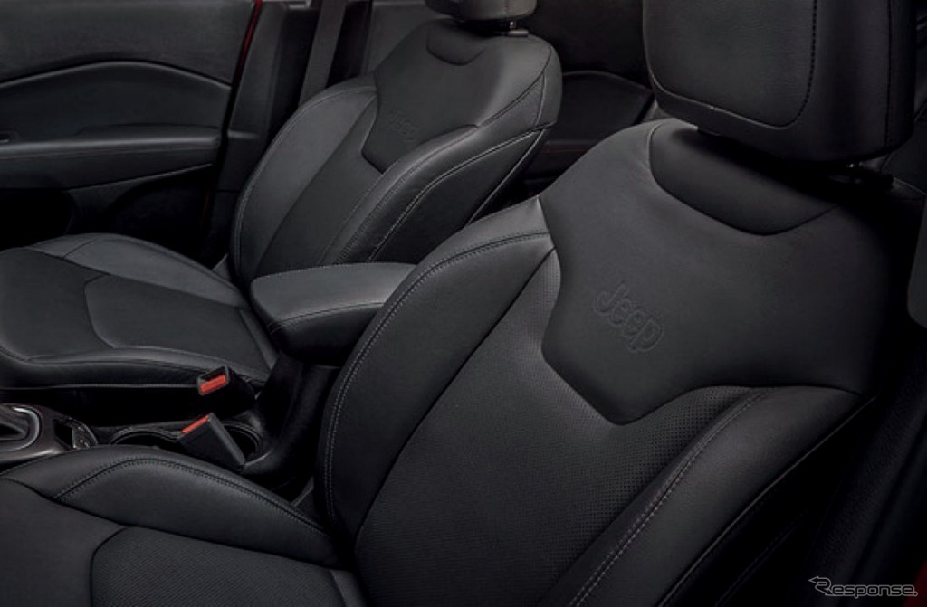 グレーステッチ入りのブラックレザーシート