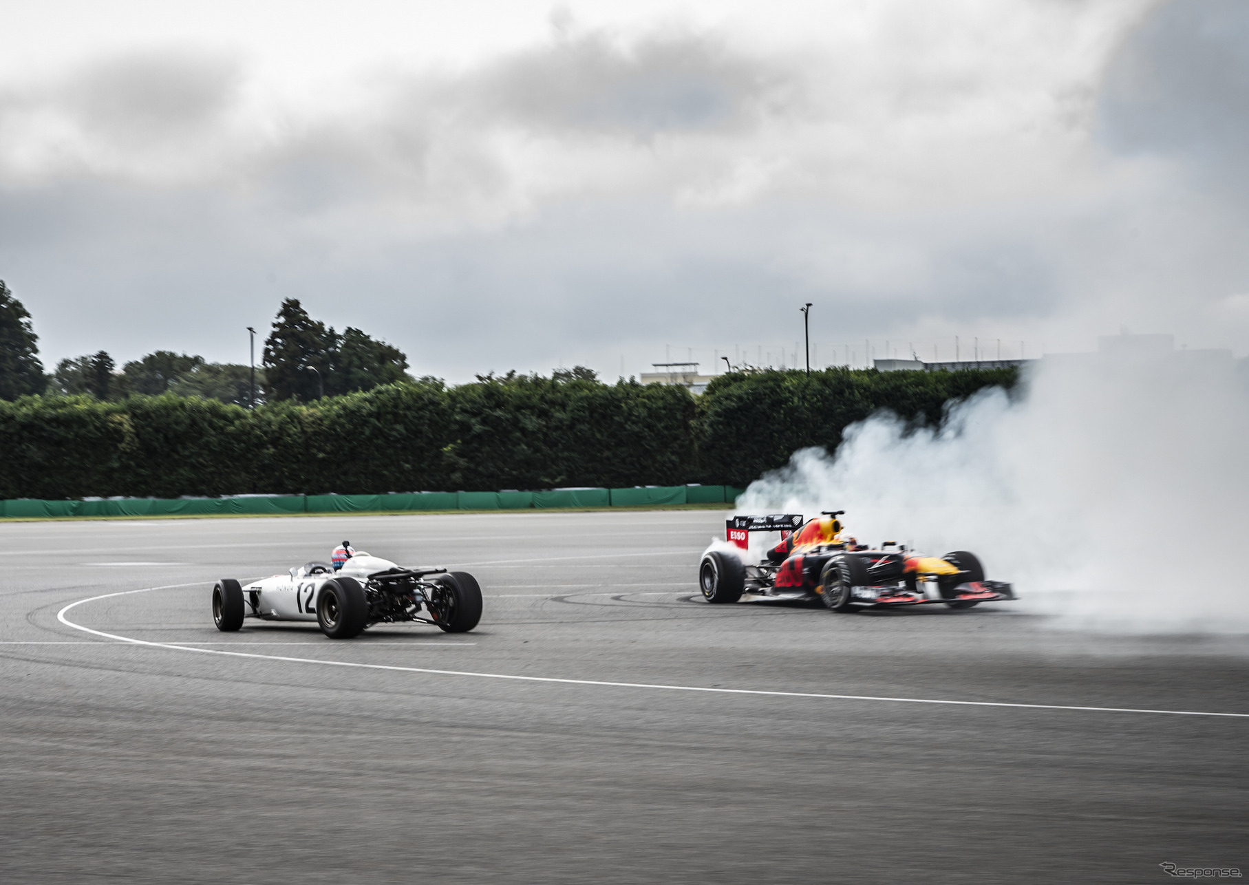 世代の違うF1マシンが共演。