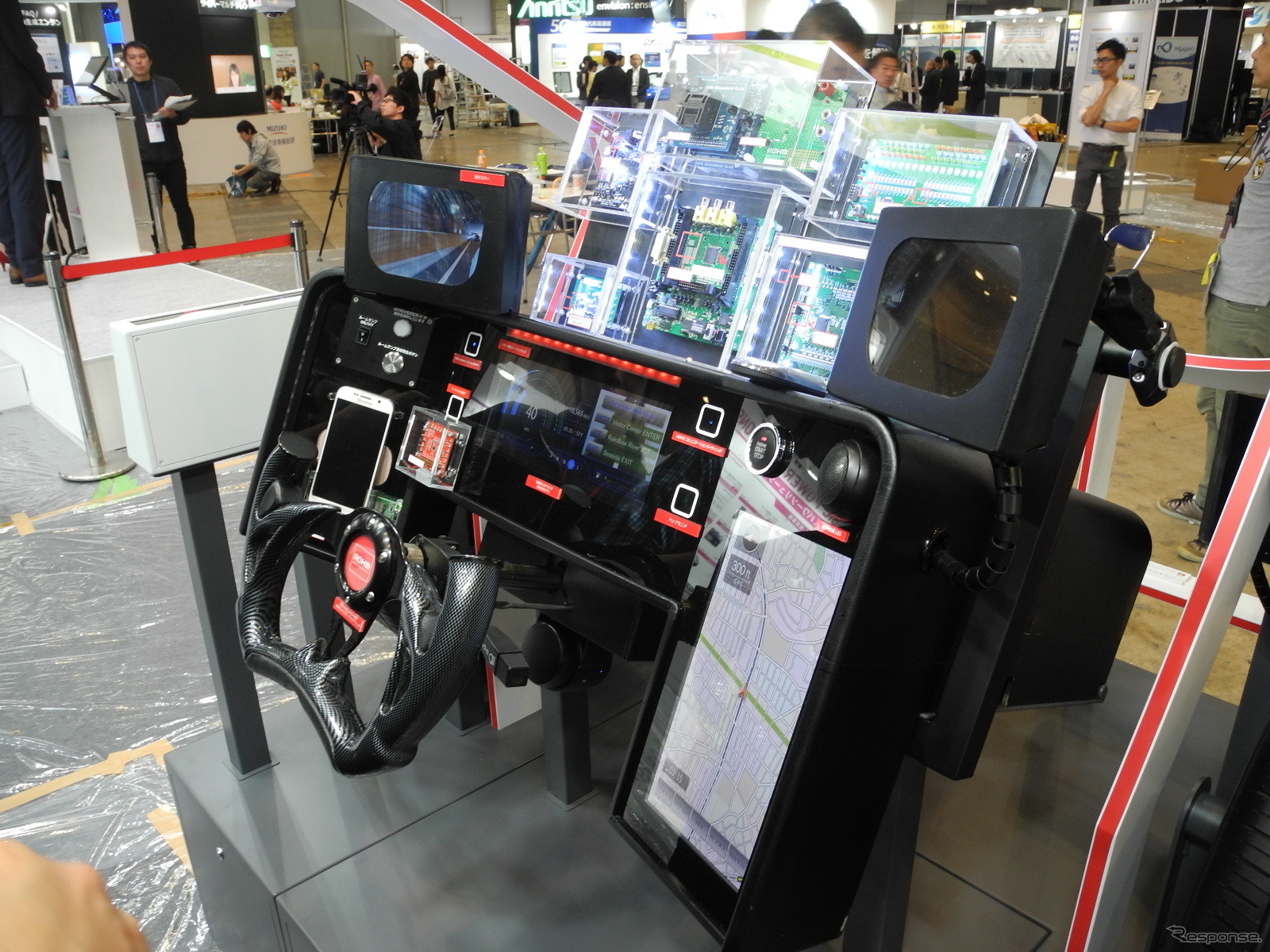 ロームが展示したコックピット型デモ