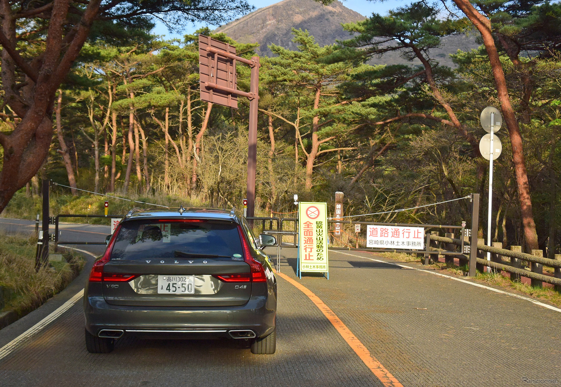 宮崎-鹿児島県境のえびの高原にて。最高にビューティフルな写真をと思って立ち寄ったのだが、火山性ガスの噴出で道路は閉鎖。一部崩落があるらしく、このまま別道路に付け替えになる見通しとのこと。