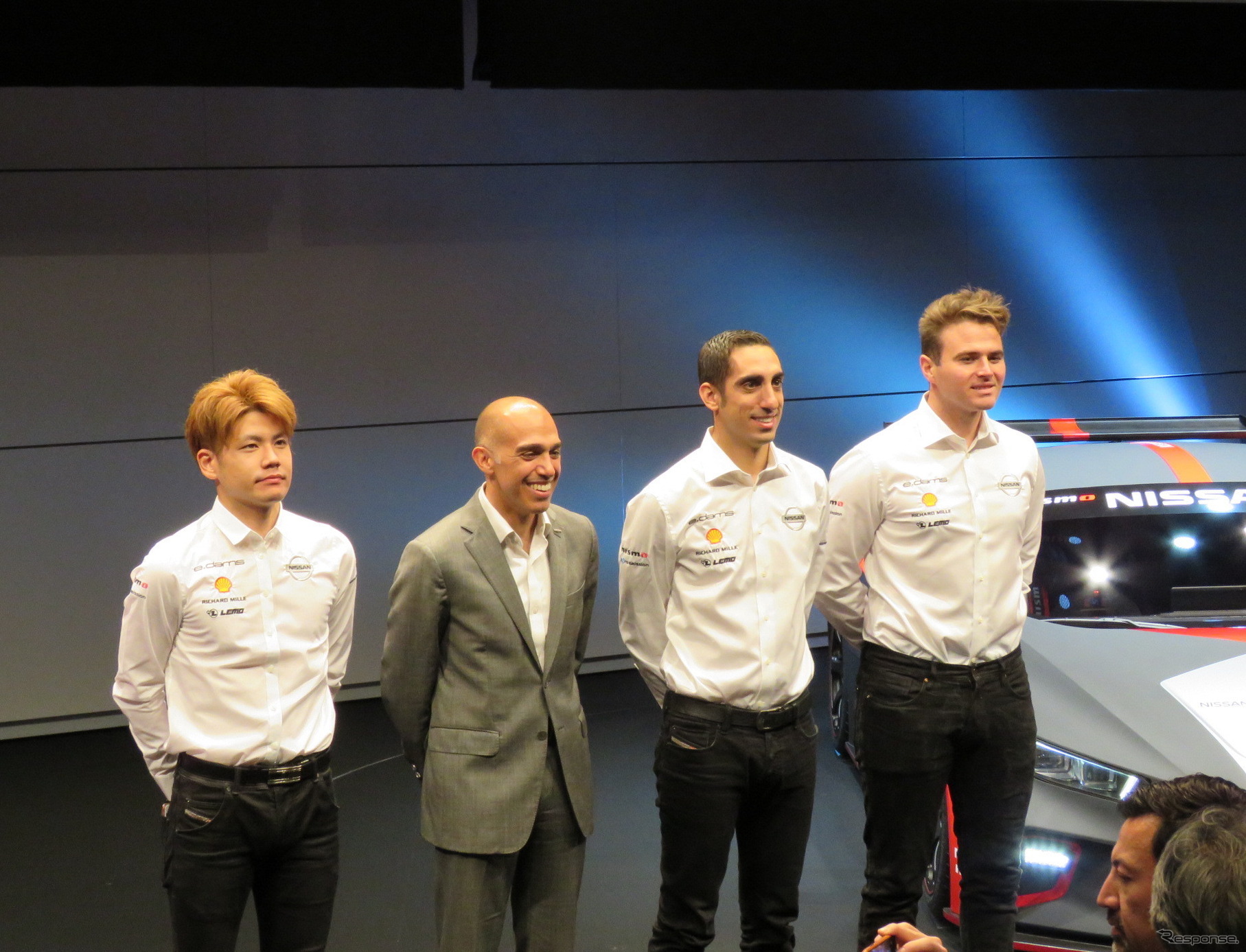 左から高星、日産グローバルモータースポーツダイレクターのマイケル・カルカモ氏、ブエミ、ローランド。