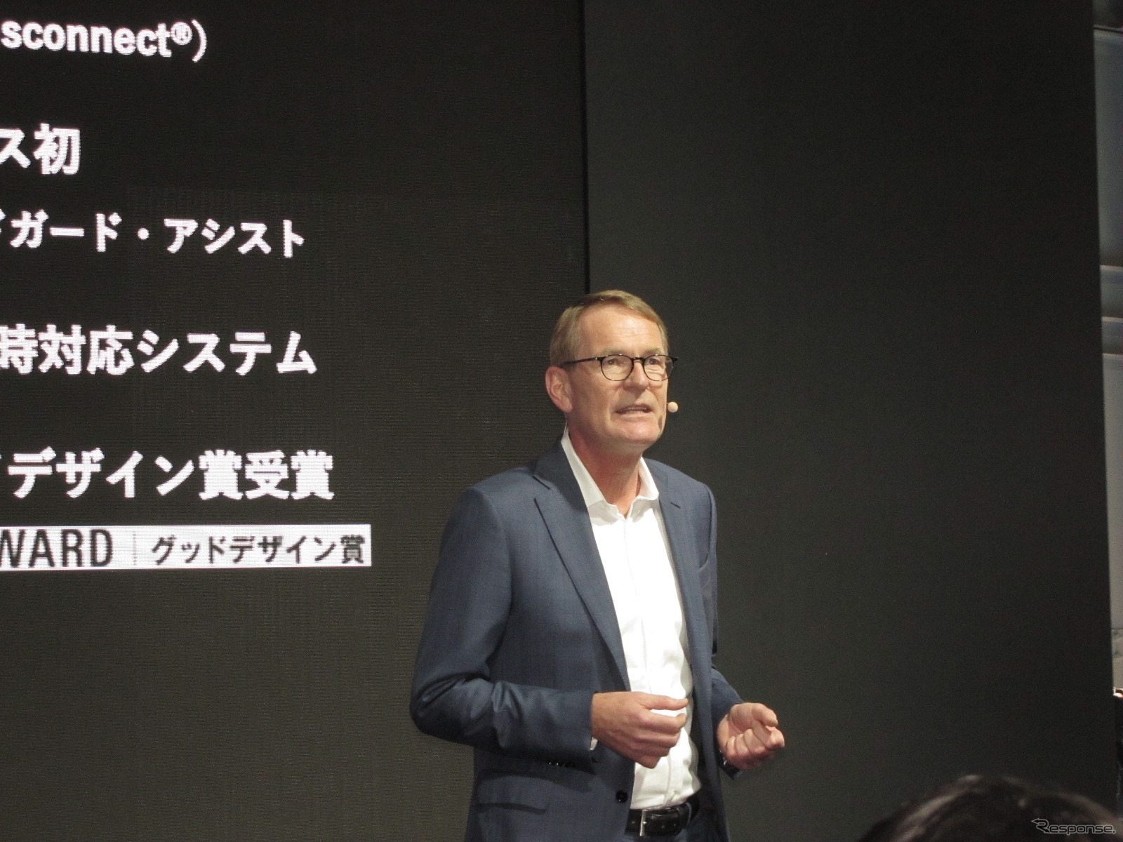 プレスカンファレンスをする三菱ふそうトラック・バスのハートムット・シック社長