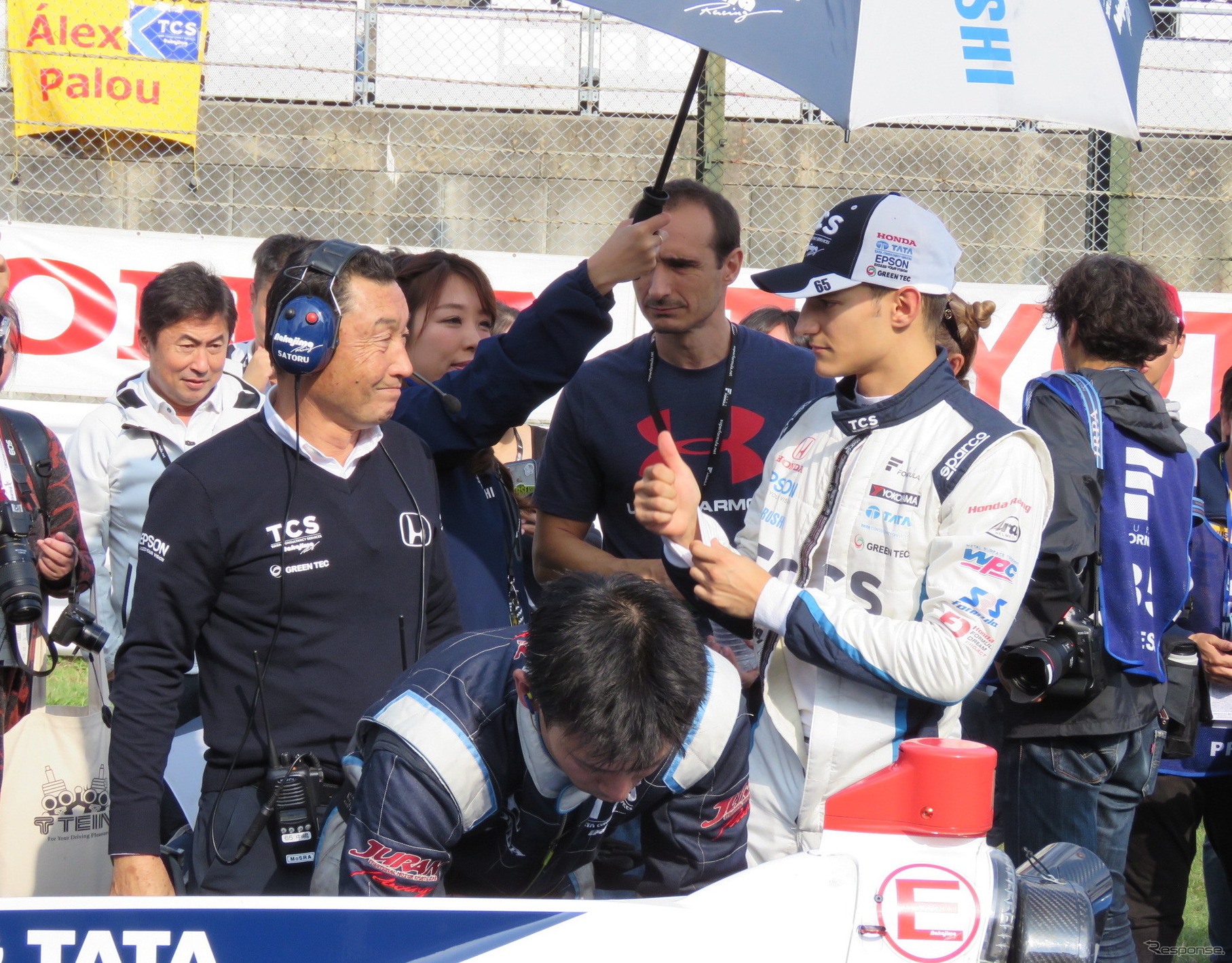 レース前、ポールポジション上で話す#64 パロウ（右）と中嶋悟監督（左）。残念ながらパロウの戴冠は叶わなかった。