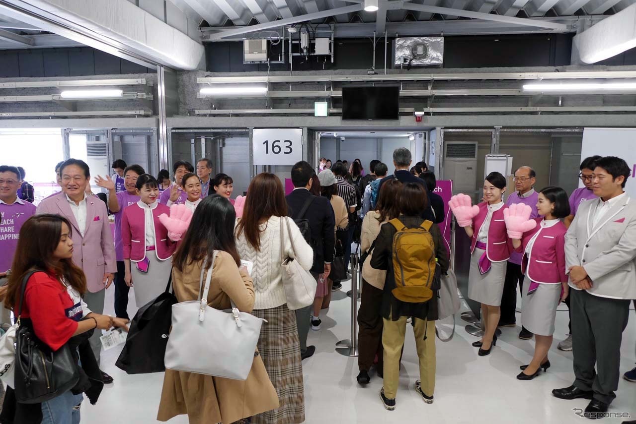 成田空港第3ターミナルの第1便は、大阪(関西空港)へ向け163番ゲートから飛び立った