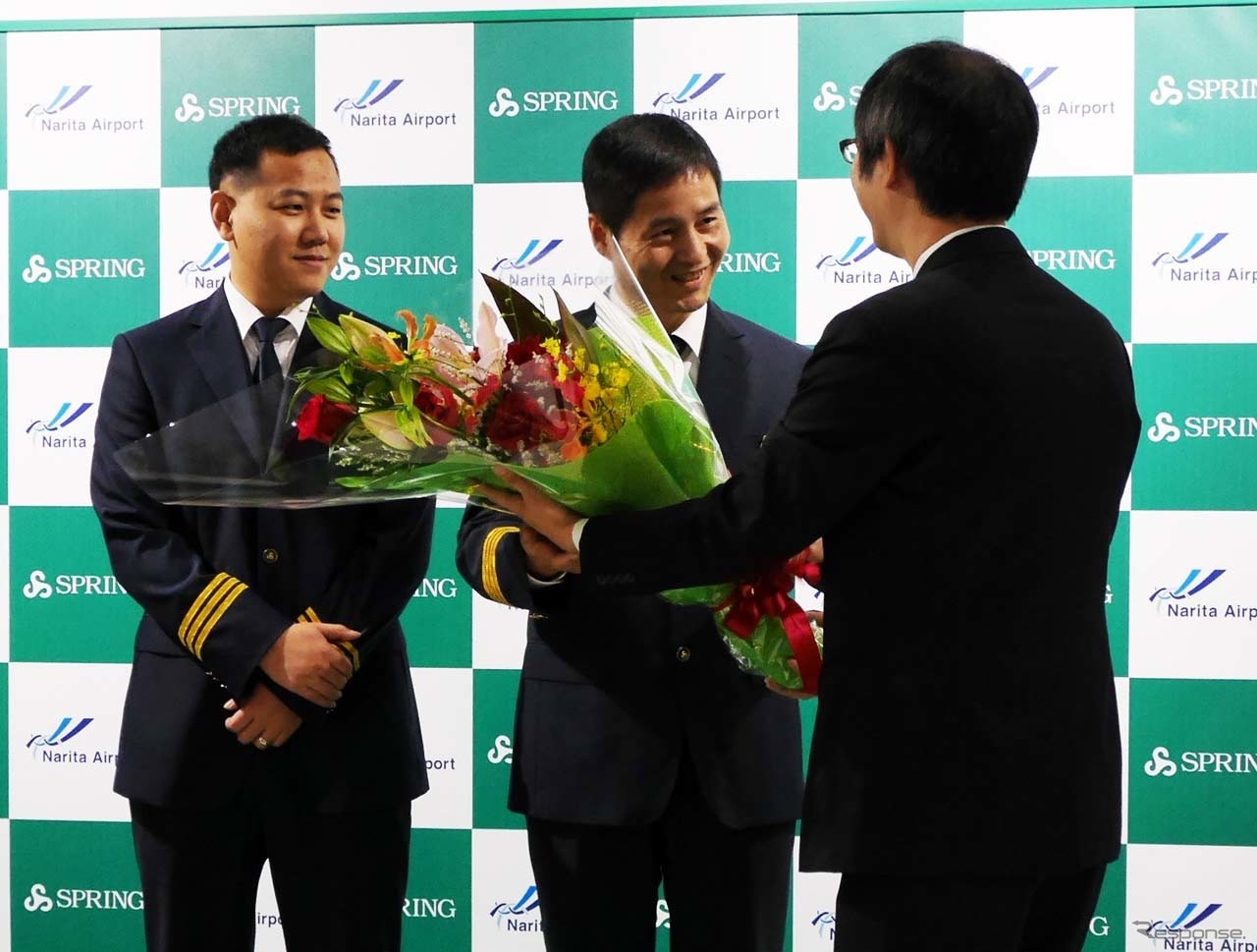 上海への初便となる9C6218便の機長へワン氏から花束が贈られた