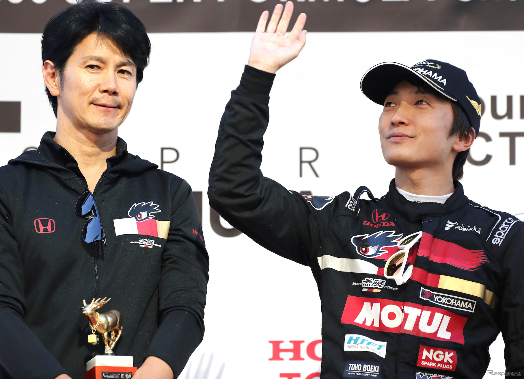 最終戦の優勝はチーム無限の野尻智紀（右）。隣は元F1ドライバーの中野信治・チーム無限監督。