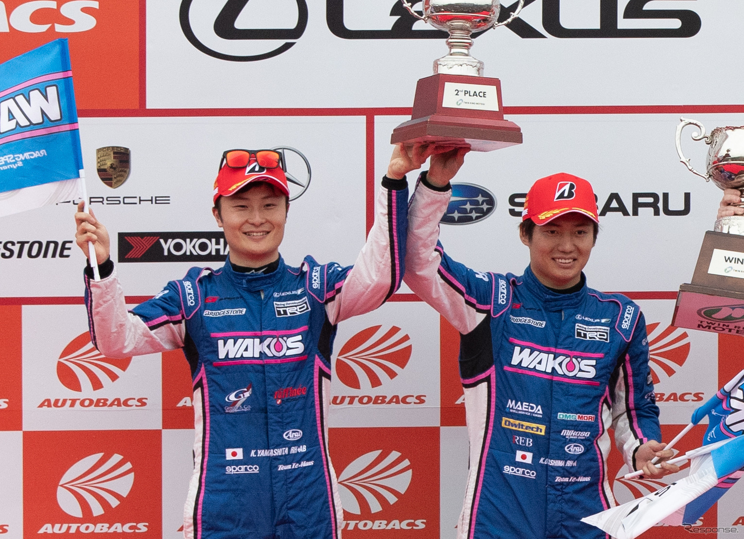 決勝2位となり、GT500ドライバーズチャンピオンに輝いた大嶋和也（右）と山下健太（左）。