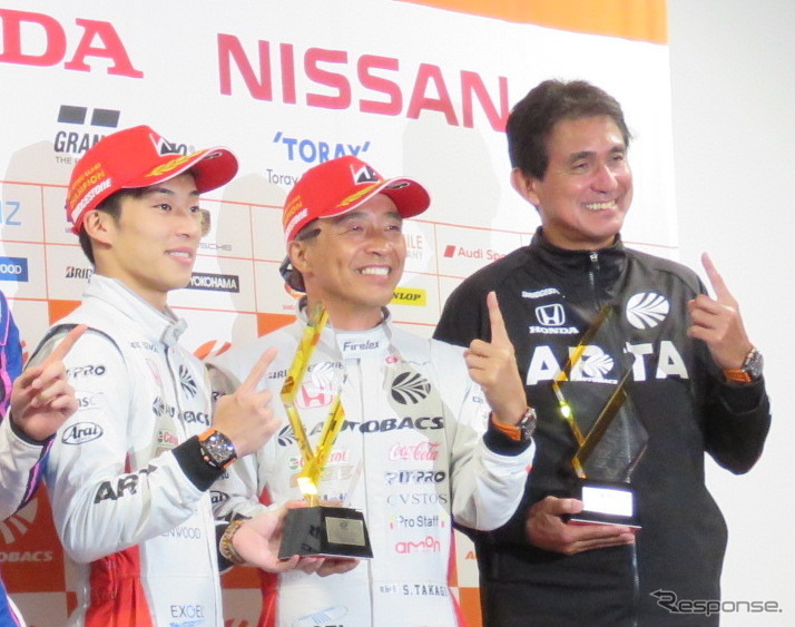左から福住、高木、ARTAの鈴木亜久里監督（チーム部門タイトルも獲得）。