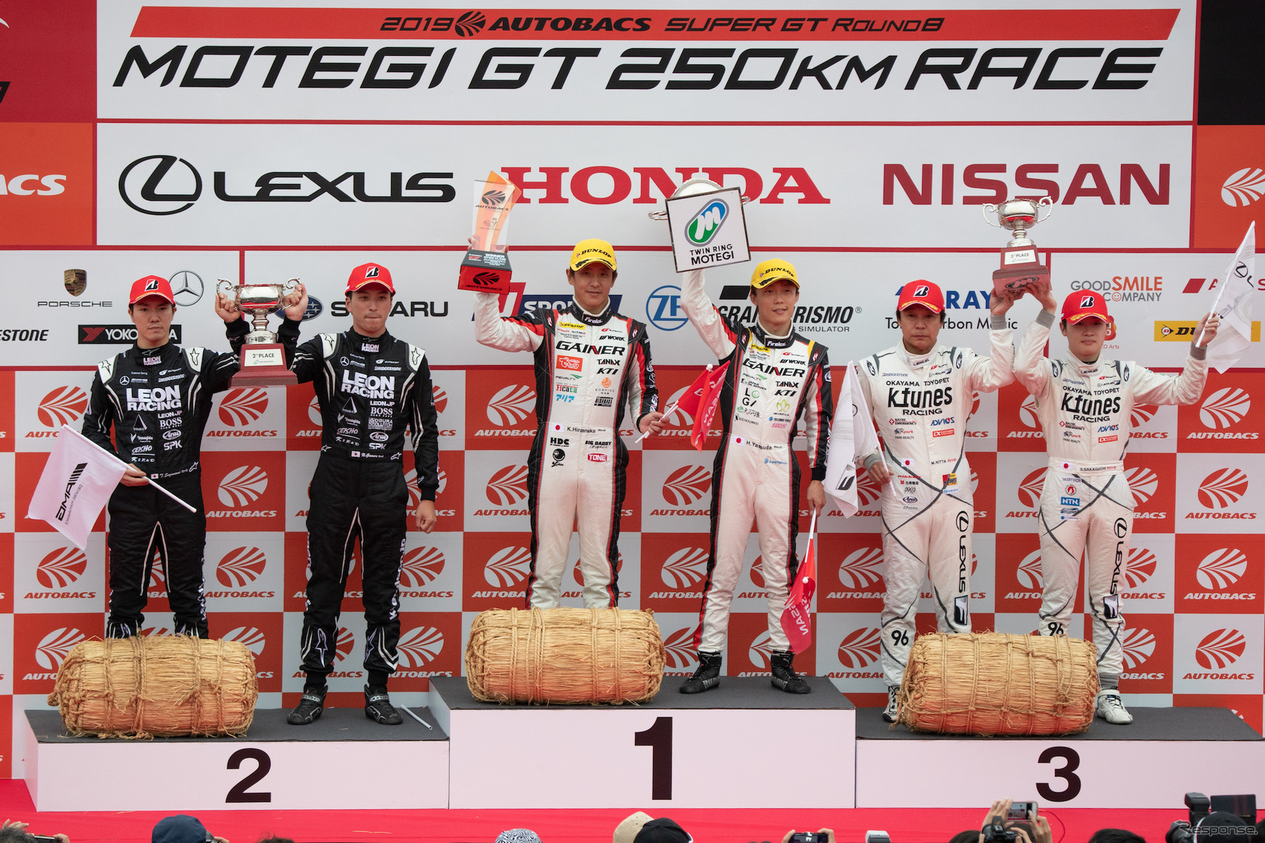 GT300クラス最終戦の表彰式。左から2位の菅波、蒲生、優勝の平中、安田、3位の新田、阪口。