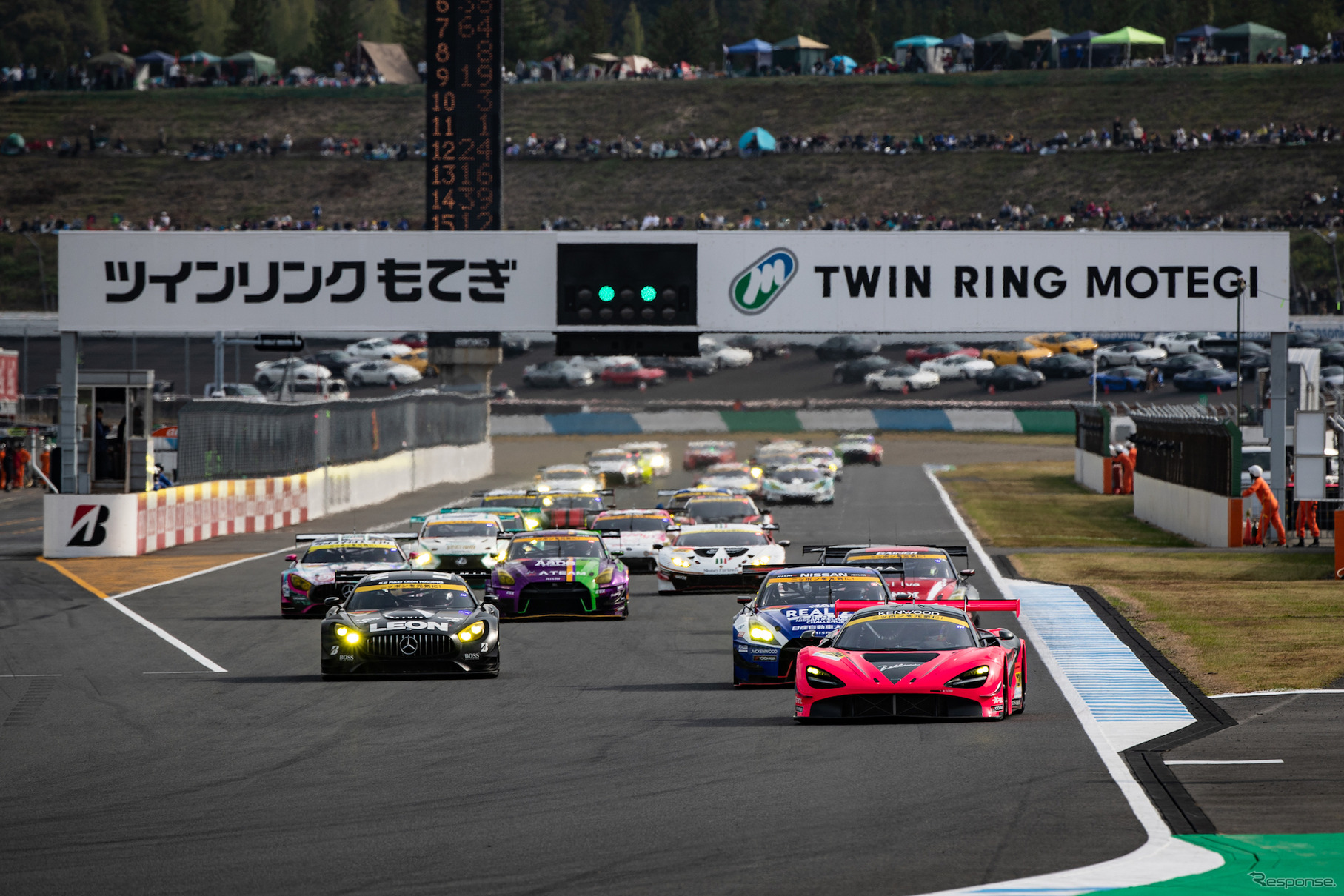 GT300クラスのスタート。ポール発進だった#720 マクラーレンは決勝7位に。