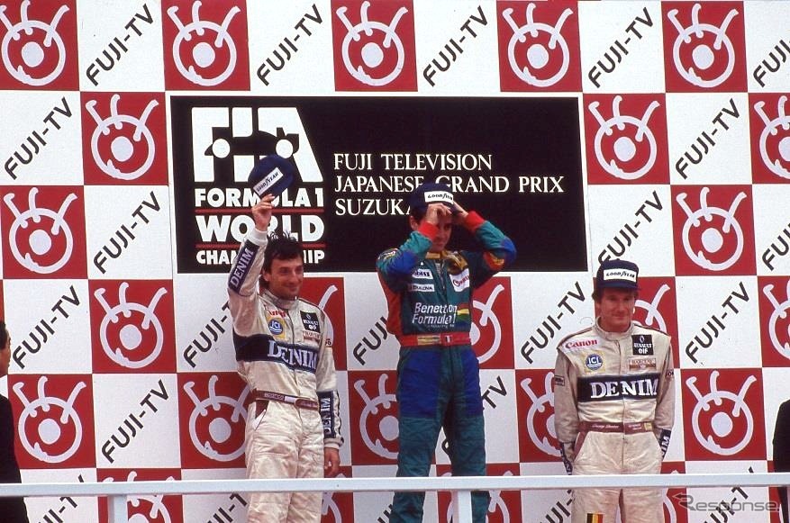 1989年F1日本グランプリ表彰台のティエリー・ブーツェン氏（向かって右）