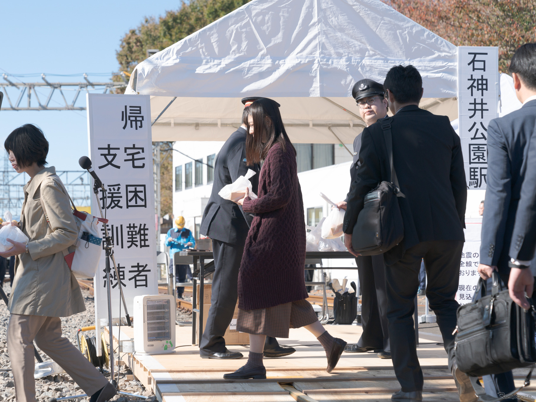 帰宅困難者には食料や水、アルミシートなどが手渡される。