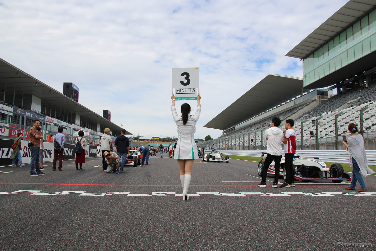 スタート前グリッドの様子