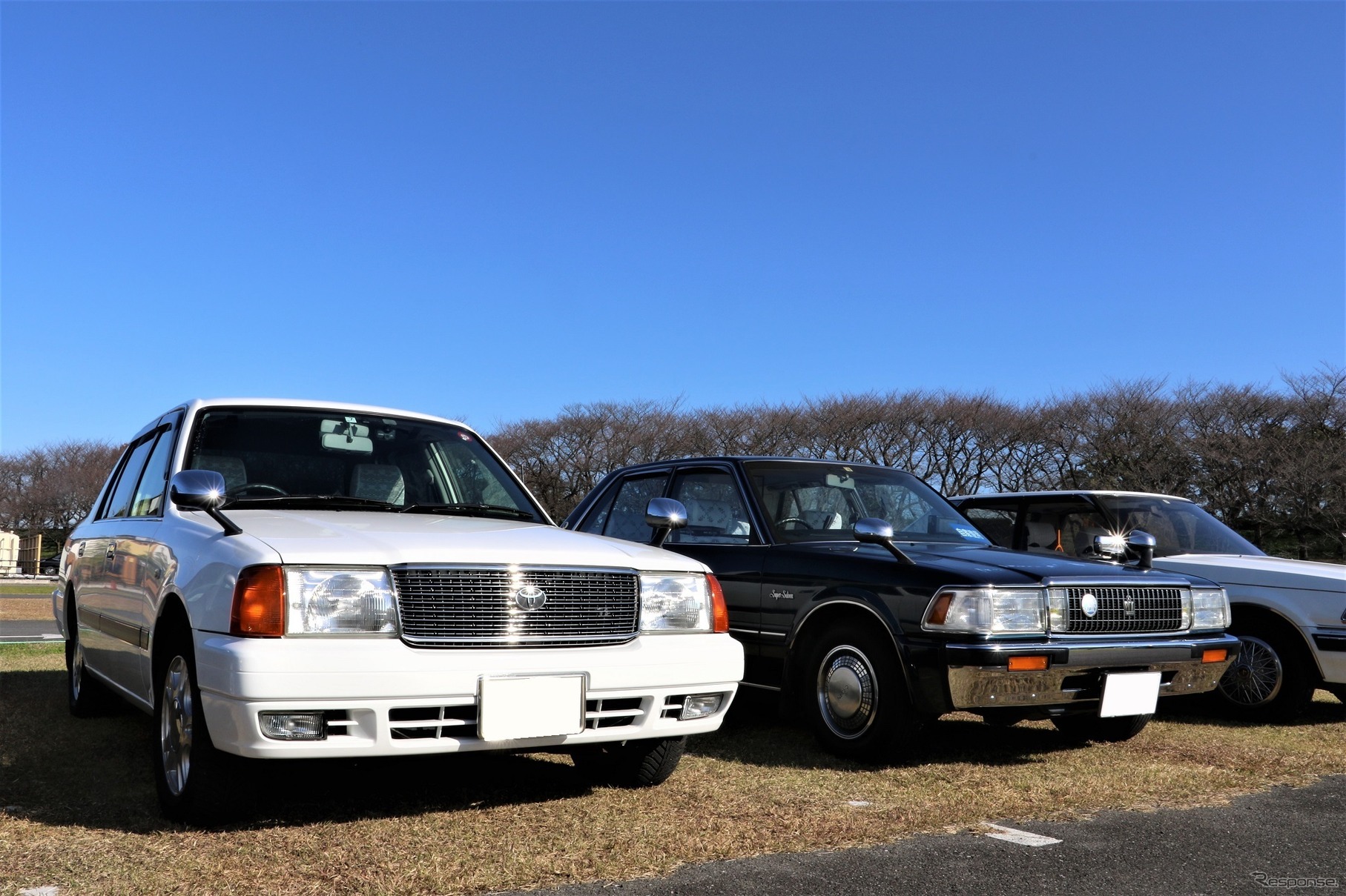 トヨタ コンフォート(左)とトヨタクラウンセダン