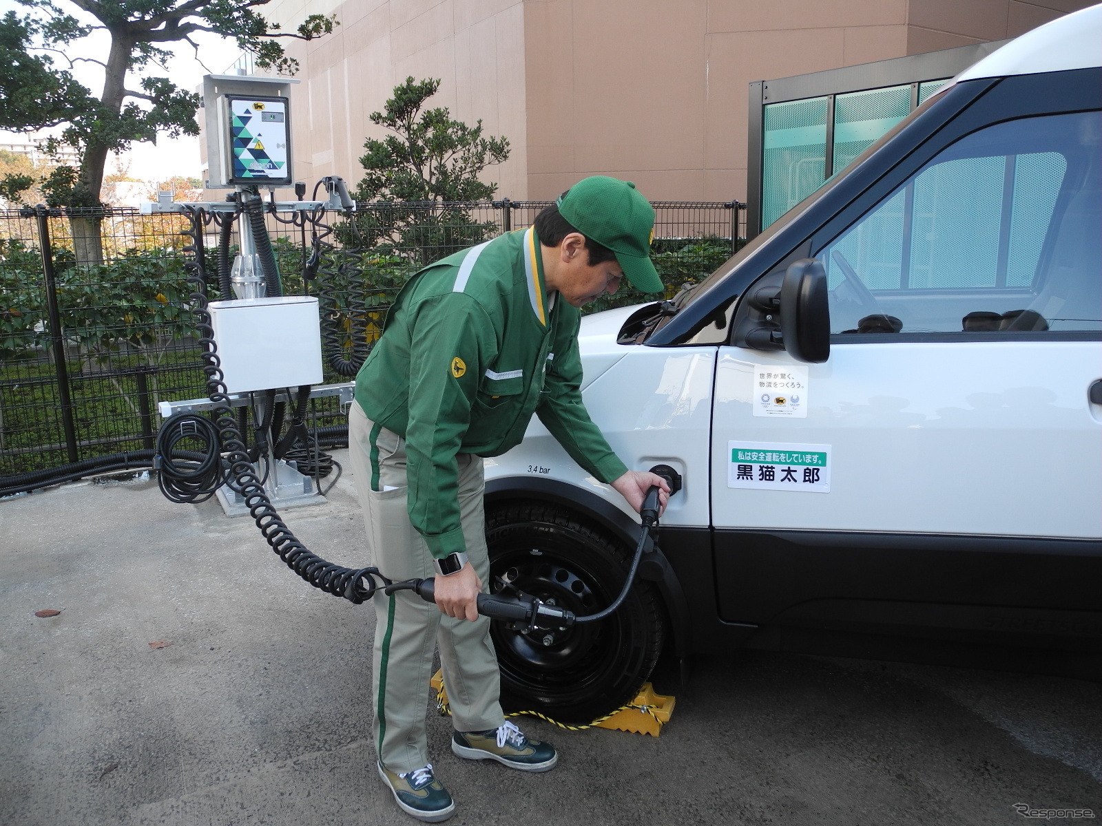 ドイツ製の充電器で充電する様子