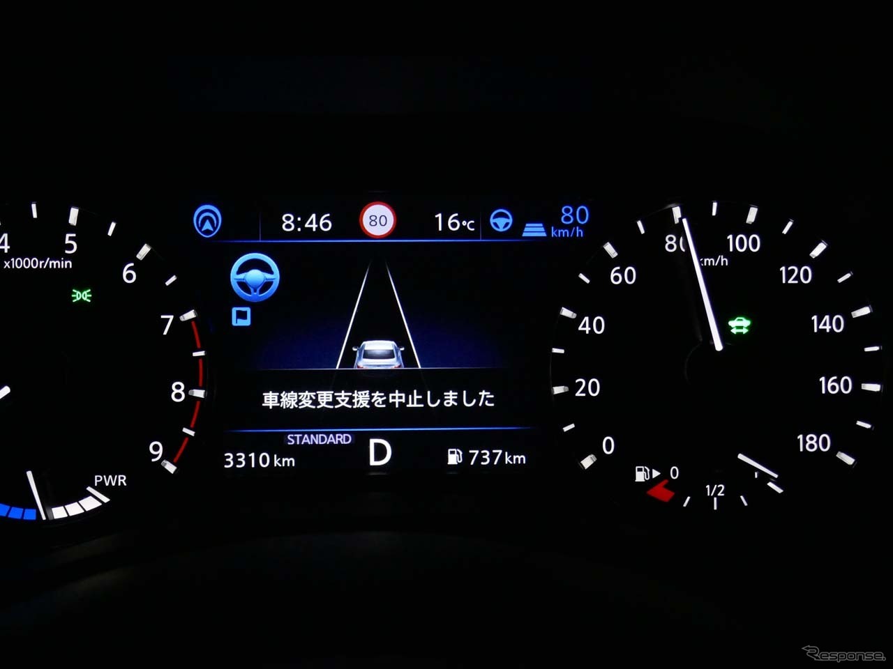 追い越しする際に周辺に車両を検知すると車線変更は自動的に中止される