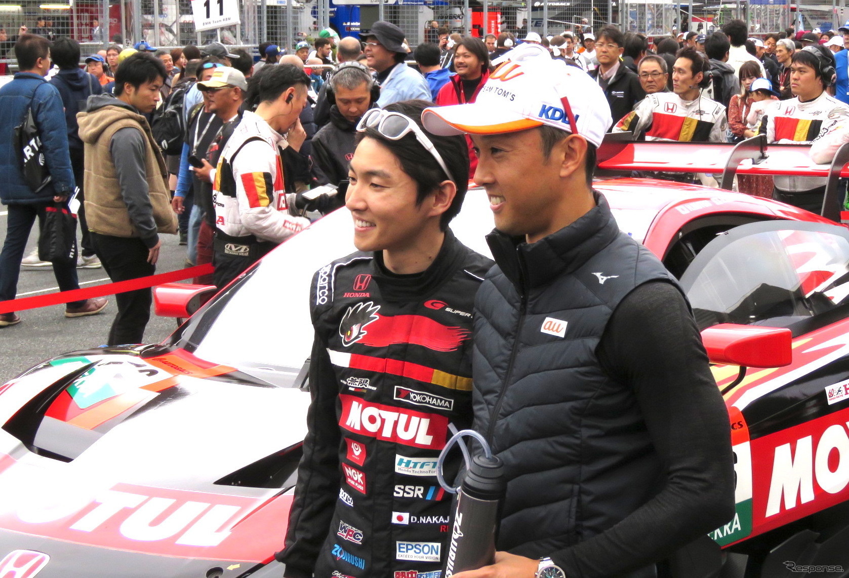 特別交流戦「レース2」のグリッドで、引退戦の中嶋大祐（左）を兄の一貴が激励。