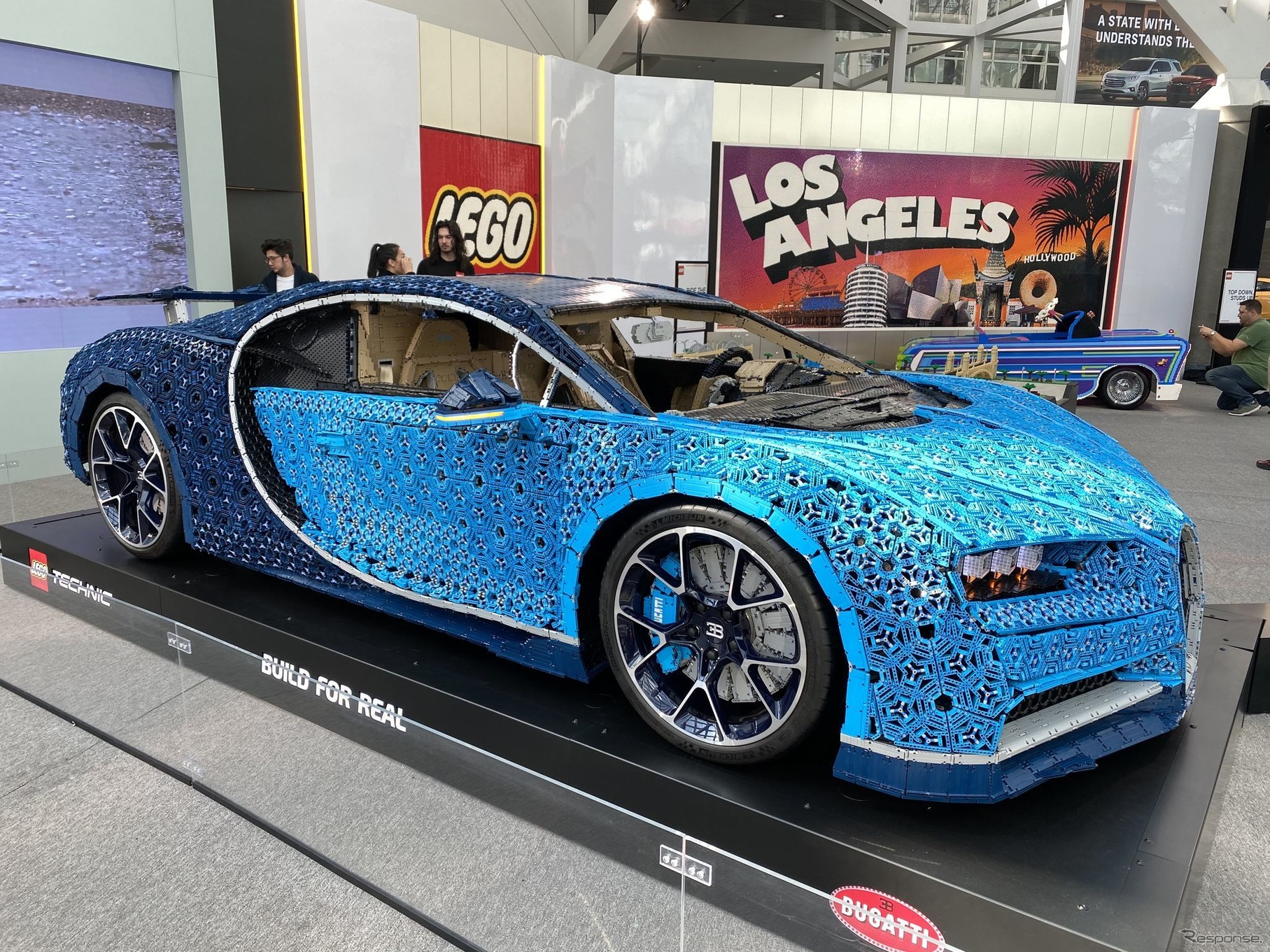 レゴが製作したブガッティ・シロンの実物大EVモデル（ロサンゼルスモーターショー2019）