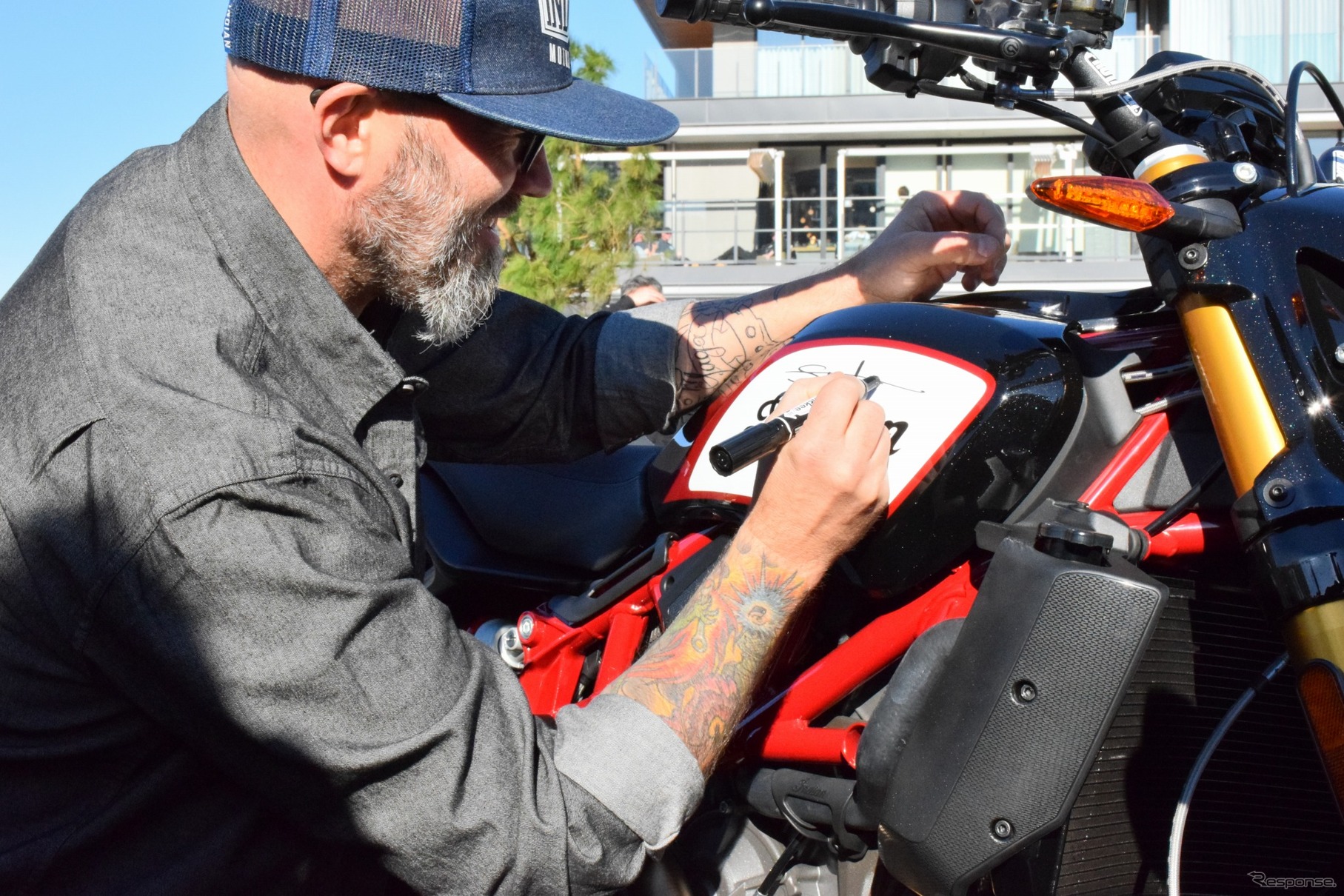 オラ・ステネガルド氏によるバイクへのサイン