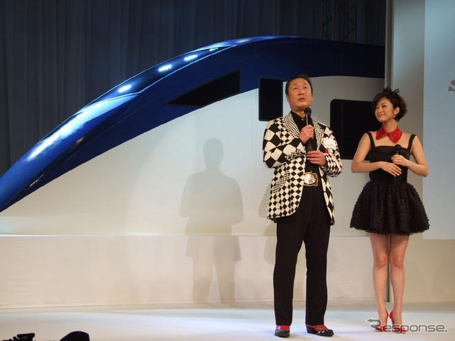【写真蔵】上戸彩「かっこいい！」…スカイライナー 新型