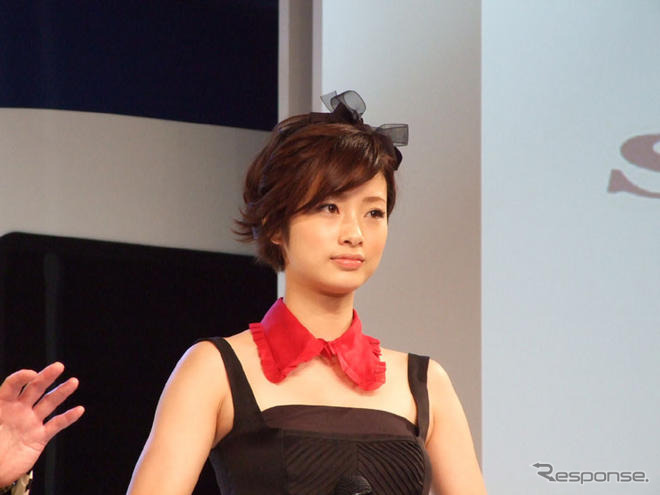 【写真蔵】上戸彩「かっこいい！」…スカイライナー 新型