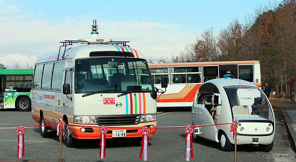 播磨科学公園都市（兵庫県上郡町）で12月5～9日に実施される自動運転バス公道実証実験（画像は初日のようす）