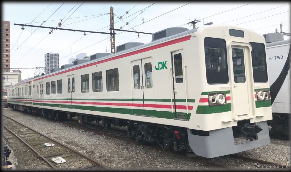 JR東日本の協力によりJRカラーが復活した700形第4編成。細部の違いはあるものの、ロゴマークの「JDK」を除けば、JR時代とそっくりな車体となった。