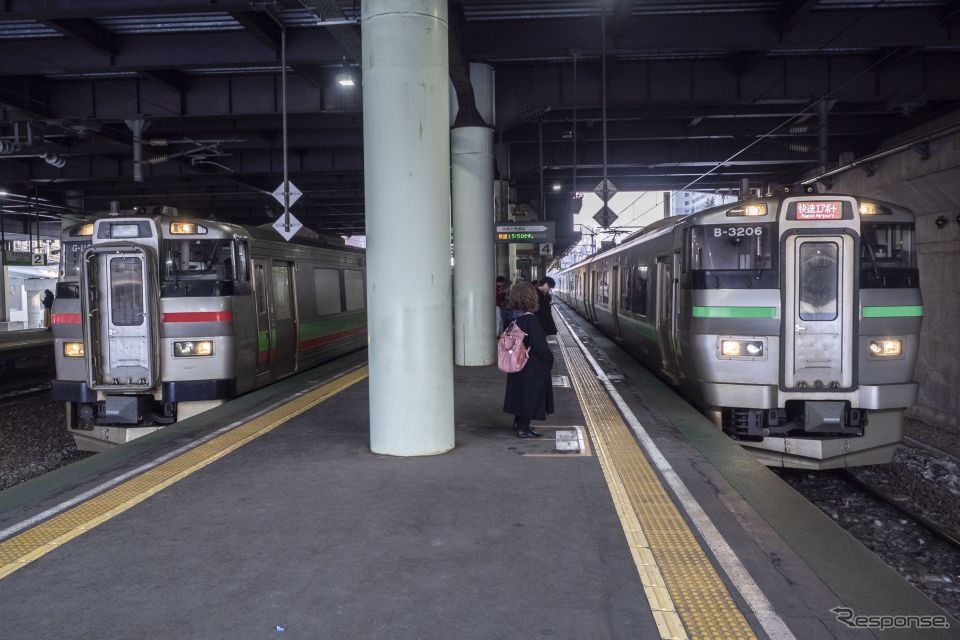 延伸される北広島駅の下り（札幌方面）ホーム。ファイターズの本拠地が移転する2023年シーズンから当面の間は、同駅がBPのアクセス駅となるが、徒歩で20分程度を要する点がネックだ。2019年2月28日撮影。