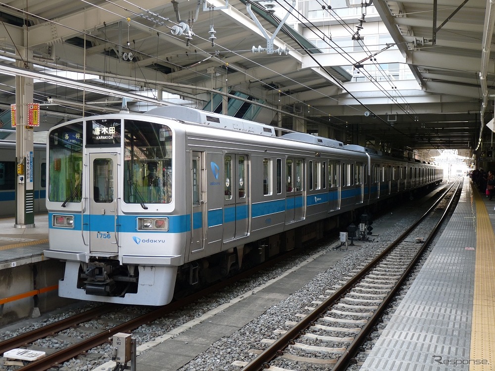 新百合ヶ丘駅に停車する多摩線の列車。同線では新宿発の下り急行が平日深夜に各駅停車となる。また新百合ヶ丘駅では平日の18時台から実施している小田原線列車の多摩線ホーム発着（いわゆる3線運用）を現在より30分繰り上げて開始する。